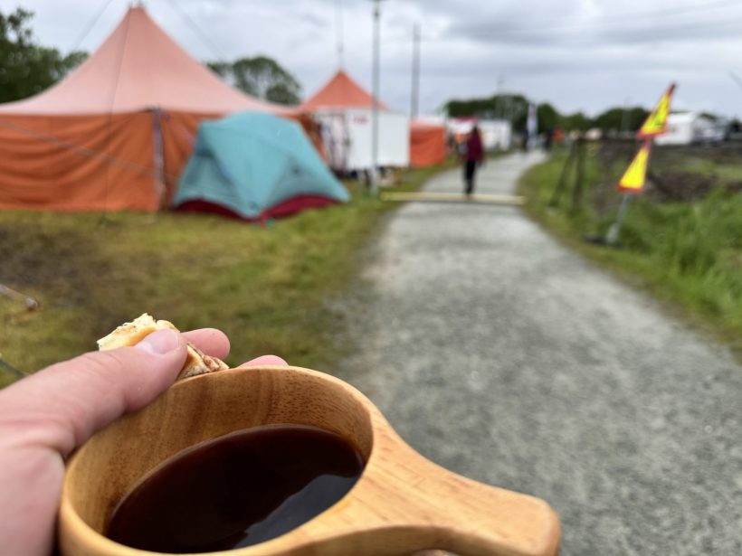 En kopp kaffe og guffen før ned å vaske toalettene.