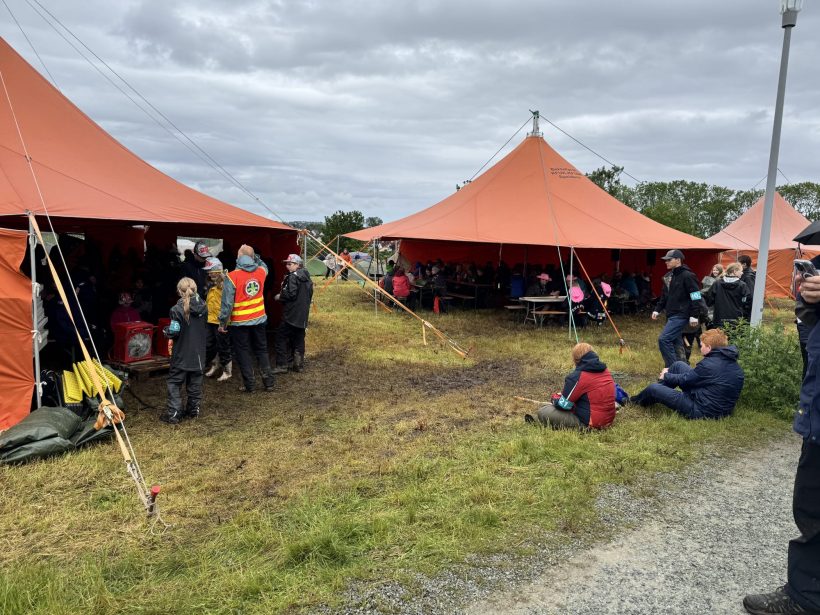 Mellom orientering og lunsj, fikk speiderne varme seg i sirkusteltene mens dommeren gikk over patruljeområdet