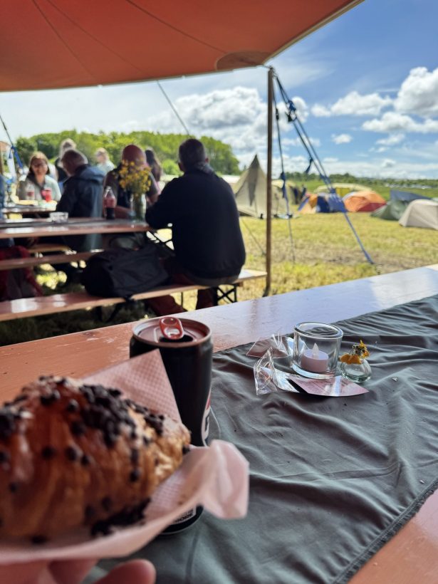 Mellom dovask, får man kjøpt kaffe og fersk bakst hos «Ille godt»
